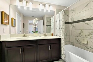 Combined shower/bathtub, hair dryer, soap, shampoo - Relaxing Home with Private Heated Pool & BBQ Grill (Kissimmee)