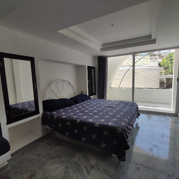 1 slaapkamer, een strijkplank/strijkijzer, internet, beddengoed