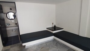 A bathroom with a black bench, a mirror, and a sink. - Villa 5 minutes from the sea with parking (Acapulco de Juárez)