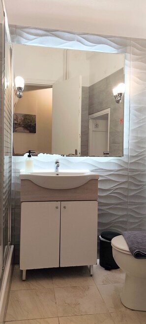 Dusche, Haartrockner, Handtücher