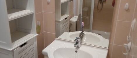 淋浴设施、吹风机、卫生纸