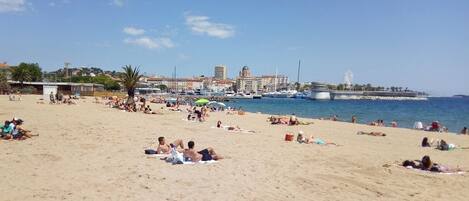 Plage à proximité, chaises longues