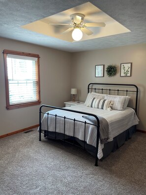 3 bedrooms, iron/ironing board, travel crib, WiFi - Farmhouse in beautiful country setting close to Purdue (Wolcott)