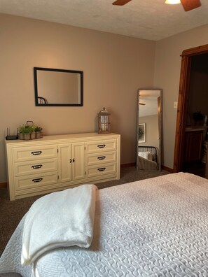 3 bedrooms, iron/ironing board, travel crib, WiFi - Farmhouse in beautiful country setting close to Purdue (Wolcott)