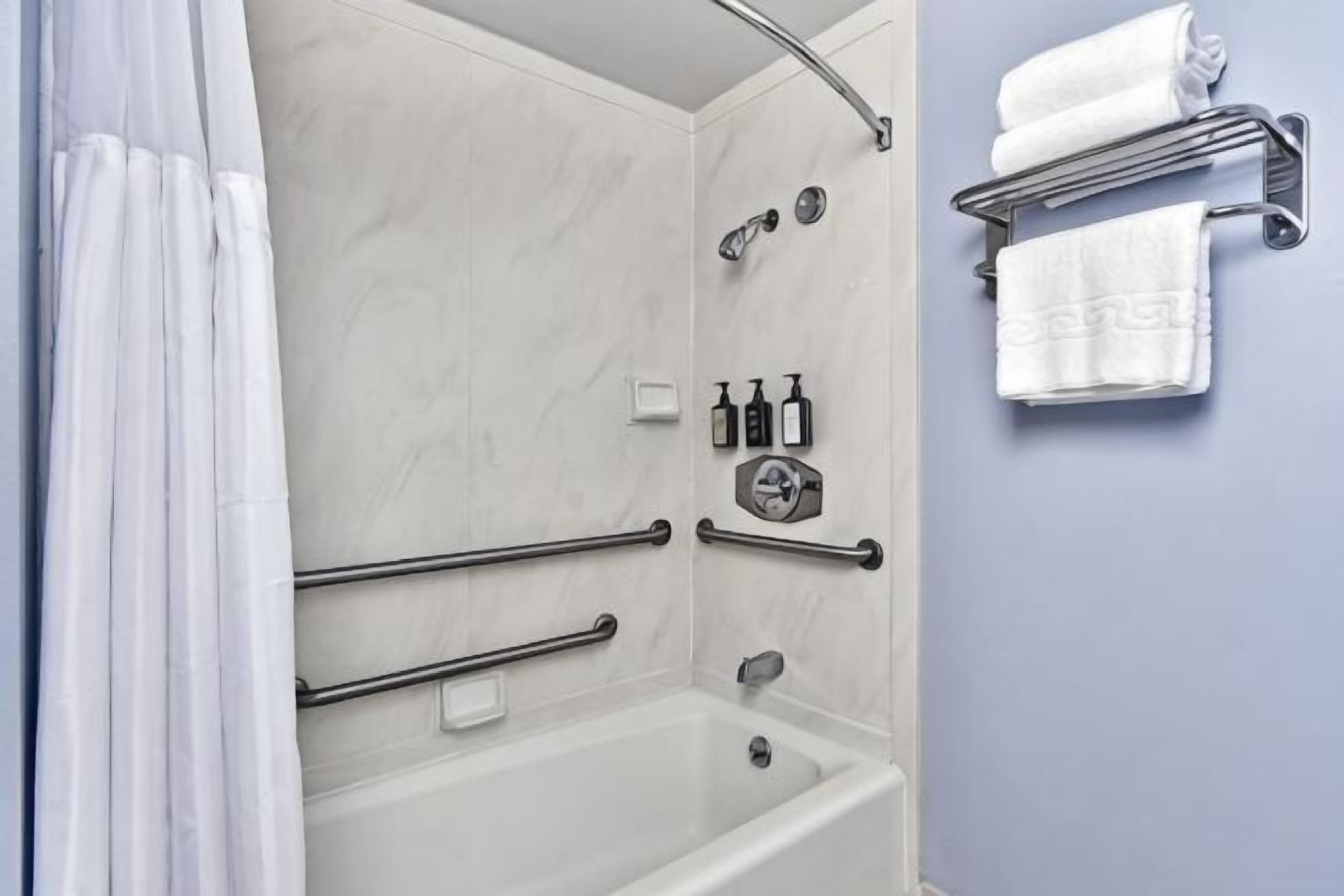 Bathroom | Combined shower/tub, hair dryer, bathrobes, slippers