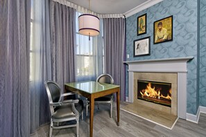 Chambre Deluxe, 2 grands lits, non-fumeur, vue sur la ville | Aire de séjour | Téléviseur connecté de 55 po avec télévision par câble, films payants