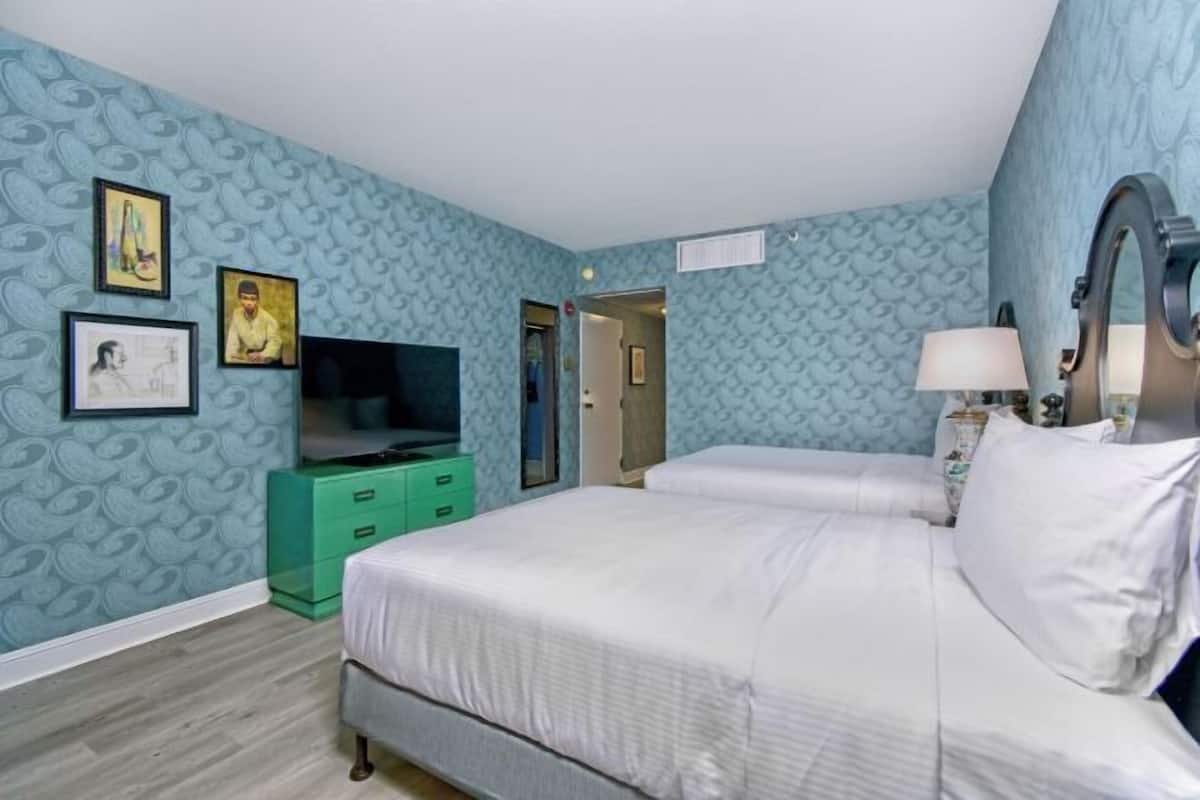 1 bedroom, Egyptian cotton sheets, premium bedding, down comforters