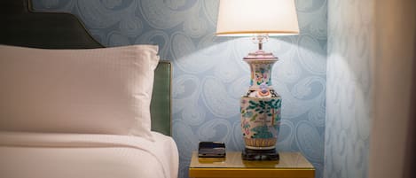 1 bedroom, Egyptian cotton sheets, premium bedding, down comforters