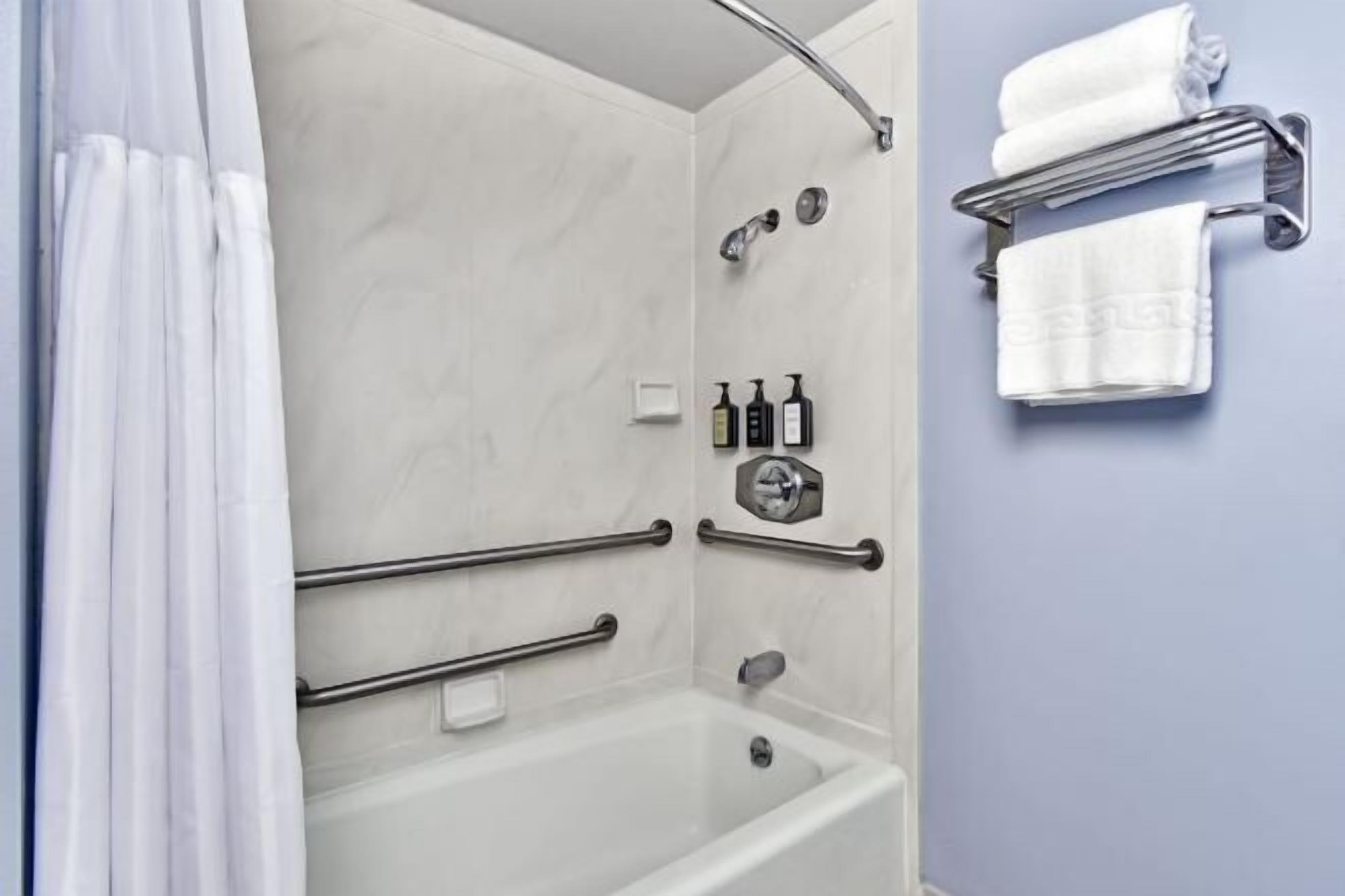 Badezimmer | Duschwanne, Haartrockner, Bademäntel, Hausschuhe