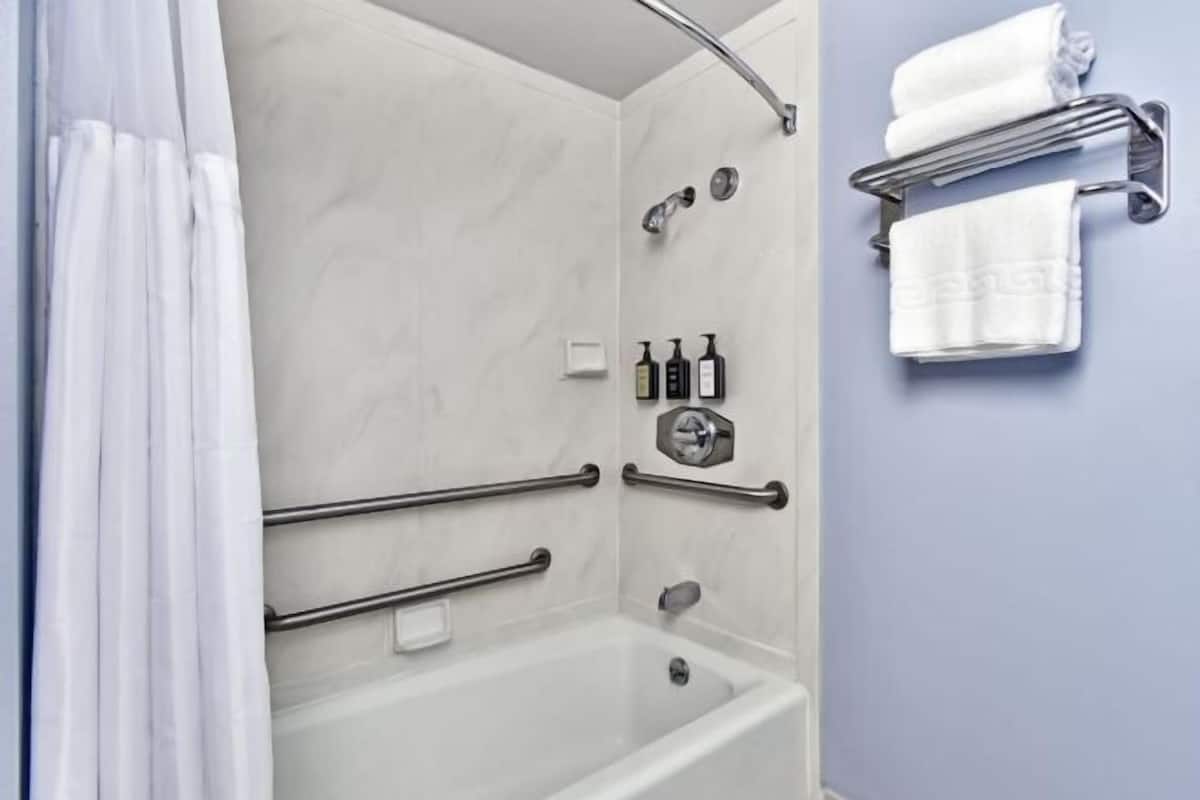 Badezimmer | Duschwanne, Haartrockner, BademÀntel, Hausschuhe