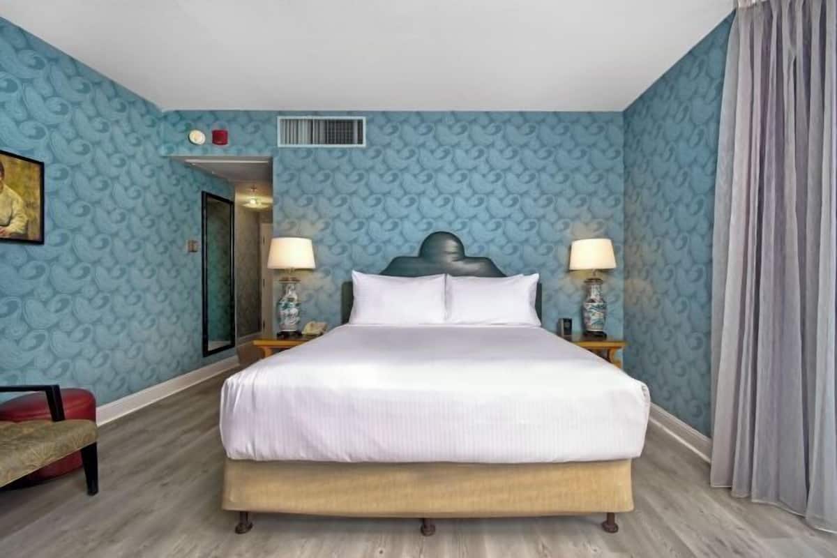 1 bedroom, Egyptian cotton sheets, premium bedding, down comforters