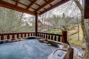 Outdoor spa tub - Private Hot Tub: Creekside Sevierville Sanctuary (Sevierville)