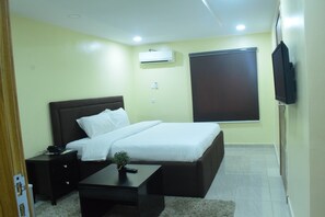 1 bedroom, Egyptian cotton sheets, premium bedding, Tempur-Pedic beds - House 2 Guest House (Lagos)