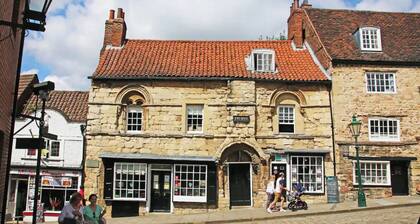 Pass the Keys | Centrally located studio Flat