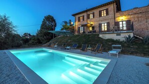 A swimming pool with lounge chairs and a patio area. - Casa Eusebia 8+2, Emma VIllas (Città della Pieve)