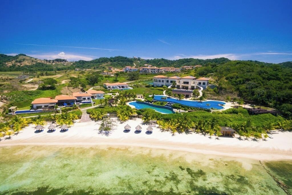 Privat strand och vit sandstrand