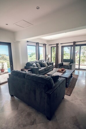 Villa, 6 Schlafzimmer, Meerblick (1107) | Wohnbereich | 42-Zoll-Smart-TV mit Kabelempfang