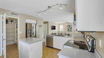 Apartment, 3 Bedrooms | Private kitchen