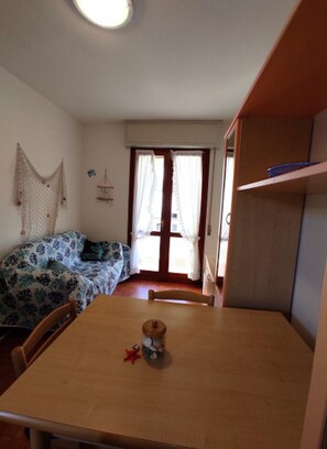 Apartment, 2 Schlafzimmer, Balkon | Esszimmer
