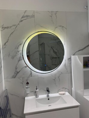 Apartment, 2 Bedrooms, Balcony | Bathroom