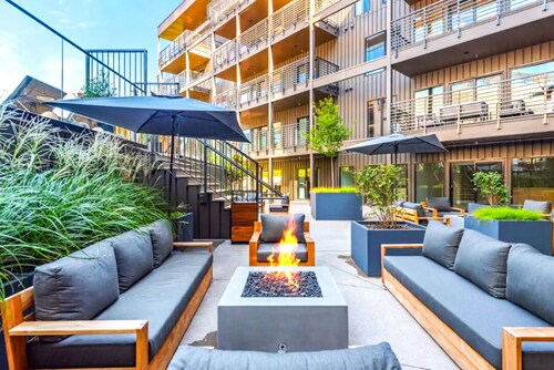 ~Walk to Broadway & the Gulch~ King Bed, Balcony, Free Parking, Gym, Pool!