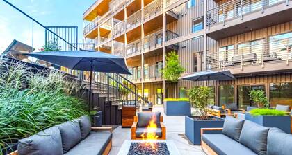 ~Walk to Broadway & the Gulch~ King Bed, Balcony, Free Parking, Gym, Pool!