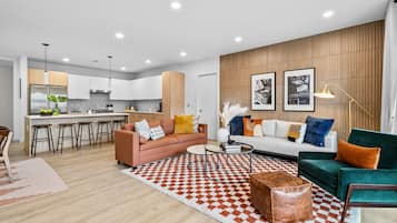 Smart-TV, Tischtennisplatte, Bücher, Stereoanlage