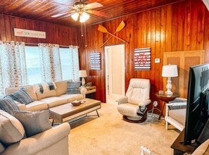 Smart TV, DVD player, printers - The Driftwood Hideaway - Daytona Beach, FL - Minutes from the Beach & More!! (Daytona Beach)