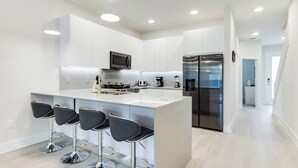 Microwave, oven, dishwasher - Relax in Style: Elegant House in Orlando (Clermont)