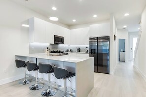 Microwave, oven, dishwasher - Relax in Style: Elegant House in Orlando (Clermont)