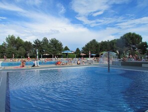 Apartment, 2 Schlafzimmer, Balkon, Gartenblick | Pool | Außenpool