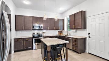 冰箱、微波炉、烤箱、炉灶