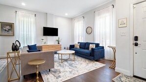Una sala moderna con un sofá, una mesa de centro y elementos decorativos.