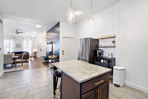 Chateau St. Louis ~New~ Historic Home ~ 9min > DT