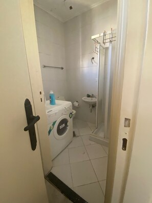 Dusche, Haartrockner, Handtücher, Seife