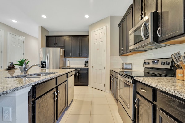 Microondas, horno y lavavajillas