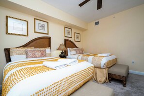 3 kamar tidur, ruang kerja ramah laptop, dan seprai linen