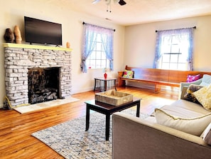 Apartment, 3 Bedrooms, Terrace, Garden View | Living room - 90 Seconds To Cloudland Canyon Park - Lookout Mt Num90 (Rising Fawn)
