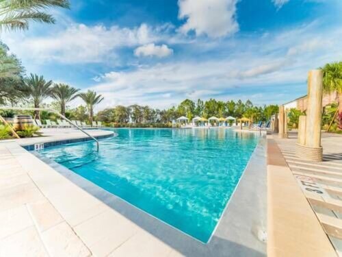 Beautiful Townhome W/pool Close to Disney