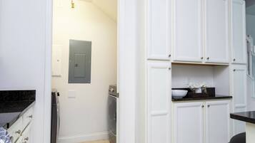 Studio (5 Bedrooms) | Interior