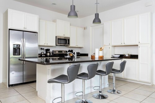 Beautiful Townhome W/pool Close to Disney