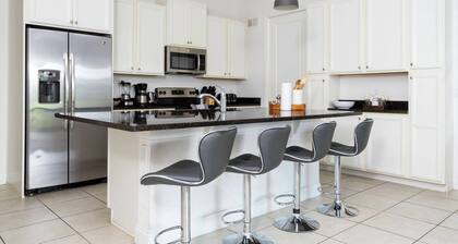 Beautiful Townhome W/pool Close to Disney