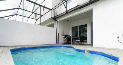 Beautiful Townhome W/pool Close to Disney