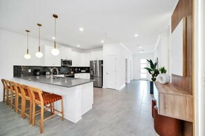 Microwave, oven, stovetop, dishwasher - Magnificent Themed House With Gaming Room (Kissimmee)