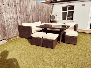 Outdoor dining - Beautiful 6 Bedroom with spacious Lounge (Erith)