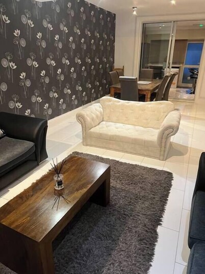 Beautiful 6 Bedroom with spacious Lounge