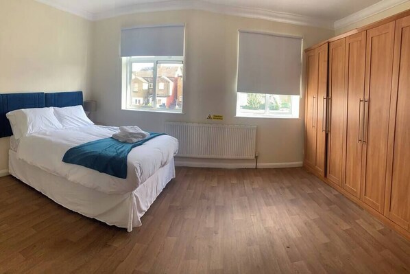 6 slaapkamers, een strijkplank/strijkijzer, gratis wifi, beddengoed