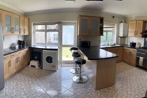 Fridge, microwave, oven, stovetop - Beautiful 6 Bedroom with spacious Lounge (Erith)