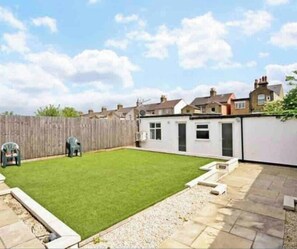 Property grounds - Beautiful 6 Bedroom with spacious Lounge (Erith)