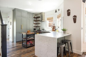 Private kitchen - Stylish Downtown Boulder Home- Walk Everywhere (Boulder)